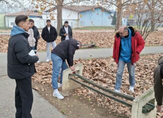 Ученици од дрвопреработувачката струка од ДСУ „Никола Карев“ Струмица ќе ги санираат оштетените клупи во градот !