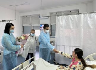 Градоначалникот Сарамандов во посета на родилката и првото бебе на Гевгелија во Новата година (фото)