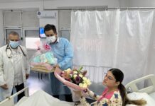 Градоначалникот Сарамандов во посета на родилката и првото бебе на Гевгелија во Новата година (фото)