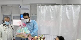 Градоначалникот Сарамандов во посета на родилката и првото бебе на Гевгелија во Новата година (фото)