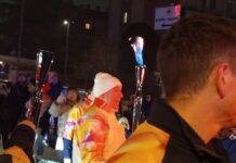 Македонецот Марјан Атанасов го носеше олимпискиот пламен низ Пјаченца во Италија во пресрет на Зимските олимписки игри