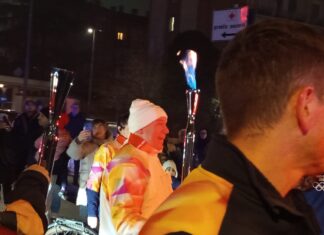 Македонецот Марјан Атанасов го носеше олимпискиот пламен низ Пјаченца во Италија во пресрет на Зимските олимписки игри