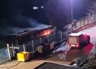 Двајца малолетници од Радовиш запалиле автобус паркиран во училиште – пред полицијата го признале делото