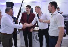 Фото: Му се падна ловечка пушка но бидејки не е ловџија истата ја подари на вработен кој е го сака ловот