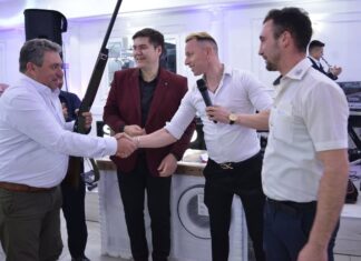 Фото: Му се падна ловечка пушка но бидејки не е ловџија истата ја подари на вработен кој е го сака ловот