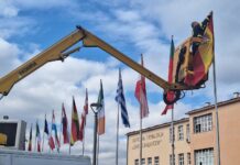 Фото: На струмичкиот плоштад се симна дотраените и се поставија нови знамиња на Македонија, ЕУ, нејзините членки но и на Струмица