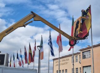 Фото: На струмичкиот плоштад се симна дотраените и се поставија нови знамиња на Македонија, ЕУ, нејзините членки но и на Општина Струмица