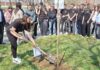 Вакви трагедии не смеат да се повторат – средношколци во Струмица засадија јавор за 63-те жртви во пожарот во Кочани (ВИДЕО)