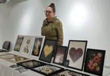 ВИДЕО: Јасминка од Струмица прави уметнички дела од природно сушено цвеќе, го собира од секаде а дел одгледува и дома