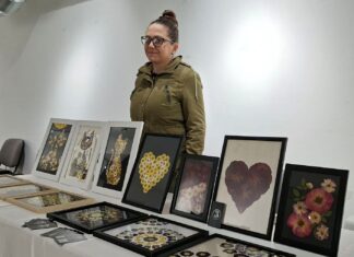 ВИДЕО: Јасминка од Струмица прави уметнички дела од природно сушено цвеќе, го собира од секаде а дел одгледува и дома