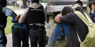 Кај „Краварски пат“ во Богданци, фатен турчин кој со возило на албански ознаки превезувал седум мигранти од Египет