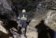 Струмичките пожарникари извлекоа повредена девојка од провалија под Цареви Кули, префрлена e на клиниките во Скопје