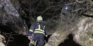 Струмичките пожарникари извлекоа повредена девојка од провалија под Цареви Кули, префрлена e на клиниките во Скопје