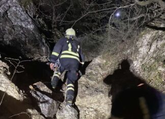 Струмичките пожарникари извлекоа повредена девојка од провалија под Цареви Кули, префрлена e на клиниките во Скопје