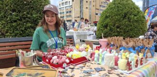 Струмичанката Викторија Цонева, љубовта кон уметноста ја преточува во одлични креации и експонати од смола, глина ….. (ВИДЕО)