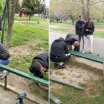 ФОТО: Средношколци од Никола Карев Струмица почнаа да ги санираат оштетените клупи за одмор во паркот – на лице место монтираат нови !