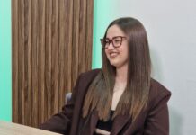Соседите во Германија ни реагираа оти станот го правев концертна сала, вели Тина од Струмица која со гласот ја освои Европа (ВИДЕО)