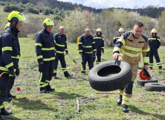 ВИДЕО: Над Струмица, вежба за справување со шумски пожари – презентирани новите заштитни униформи и специјално средство