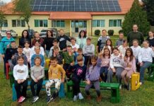 Ученици, родители и наставници во училишниот двор во Секирник креираа „Шарена училница на отворено“ за доброто на децата