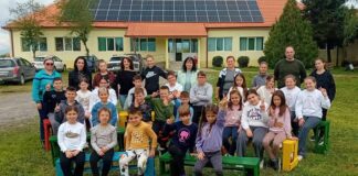 Ученици, родители и наставници во училишниот двор во Секирник креираа „Шарена училница на отворено“ за доброто на децата