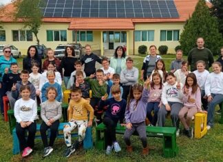 Ученици, родители и наставници во училишниот двор во Секирник креираа „Шарена училница на отворено“ за доброто на децата