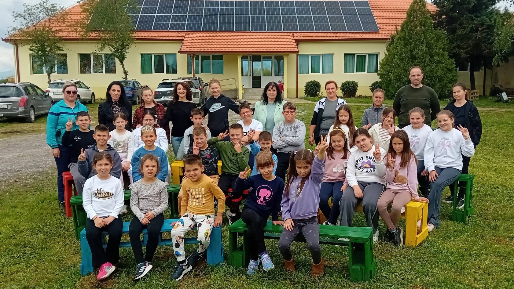 Ученици, родители и наставници во училишниот двор во Секирник креираа „Шарена училница на отворено“ за доброто на децата