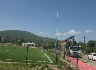Фудбалско игралиште со вештачка трева во Струмица добива осветлување, наскоро рефлектори и на другото игралиште (ФОТО)