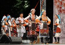 ФА ,,Цветови“ од Дедино со прва награда за најкомплетна изворна народна носија на „Илинденски денови 2026“ во Битола (ФОТО)