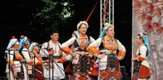 ФА ,,Цветови“ од Дедино со прва награда за најкомплетна изворна народна носија на „Илинденски денови 2026“ во Битола (ФОТО)