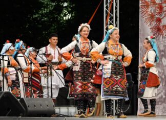 ФА ,,Цветови“ од Дедино со прва награда за најкомплетна изворна народна носија на „Илинденски денови 2026“ во Битола (ФОТО)