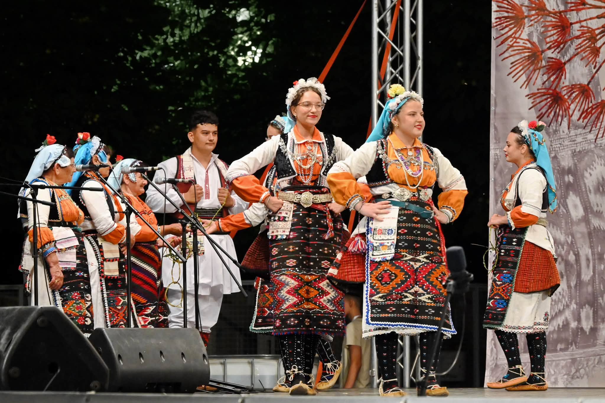 ФА ,,Цветови“ од Дедино со прва награда за најкомплетна изворна народна носија на „Илинденски денови 2026“  во Битола (ФОТО)