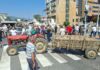 Се додека не се зголемат откупните цени не се откажуваме – земјоделците со трактори и механизација го блокираа центарот на Струмица