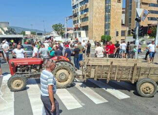 Се додека не се зголемат откупните цени не се откажуваме – земјоделците со трактори и механизација го блокираа центарот на Струмица