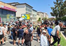 Срамно и жално, работиме на пеколни температури и сега за џабе да ја дадеме ајварката – земјоделците во Струмица повторно со протест (ВИДЕО)
