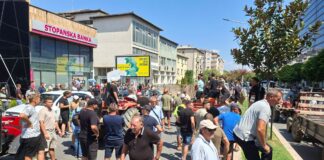 Срамно и жално, работиме на пеколни температури и сега за џабе да ја дадеме ајварката – земјоделците во Струмица повторно со протест (ВИДЕО)