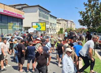 Срамно и жално, работиме на пеколни температури и сега за џабе да ја дадеме ајварката – земјоделците во Струмица повторно со протест (ВИДЕО)