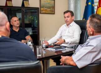 Министерот Серафимовски се сретна со преработувачите за откупот на „ајварката“ – очекувам конструктивен пристап ! (ФОТО)