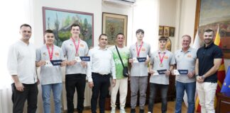 Јанков ги прими младите струмичани, бронзени во баскет на Плазма спортските игри во Сплит и им подели ваучери од 6000 денари (ФОТО)