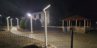 Паркот во Дабиле кој го прават граѓани на селото „светна“, се поставија и канделабри a во уредувањето се вклучија и млади (ФОТО/ВИДЕО)