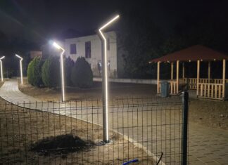 Паркот во Дабиле кој го прават граѓани на селото „светна“, се поставија и канделабри a во уредувањето се вклучија и млади (ФОТО/ВИДЕО)