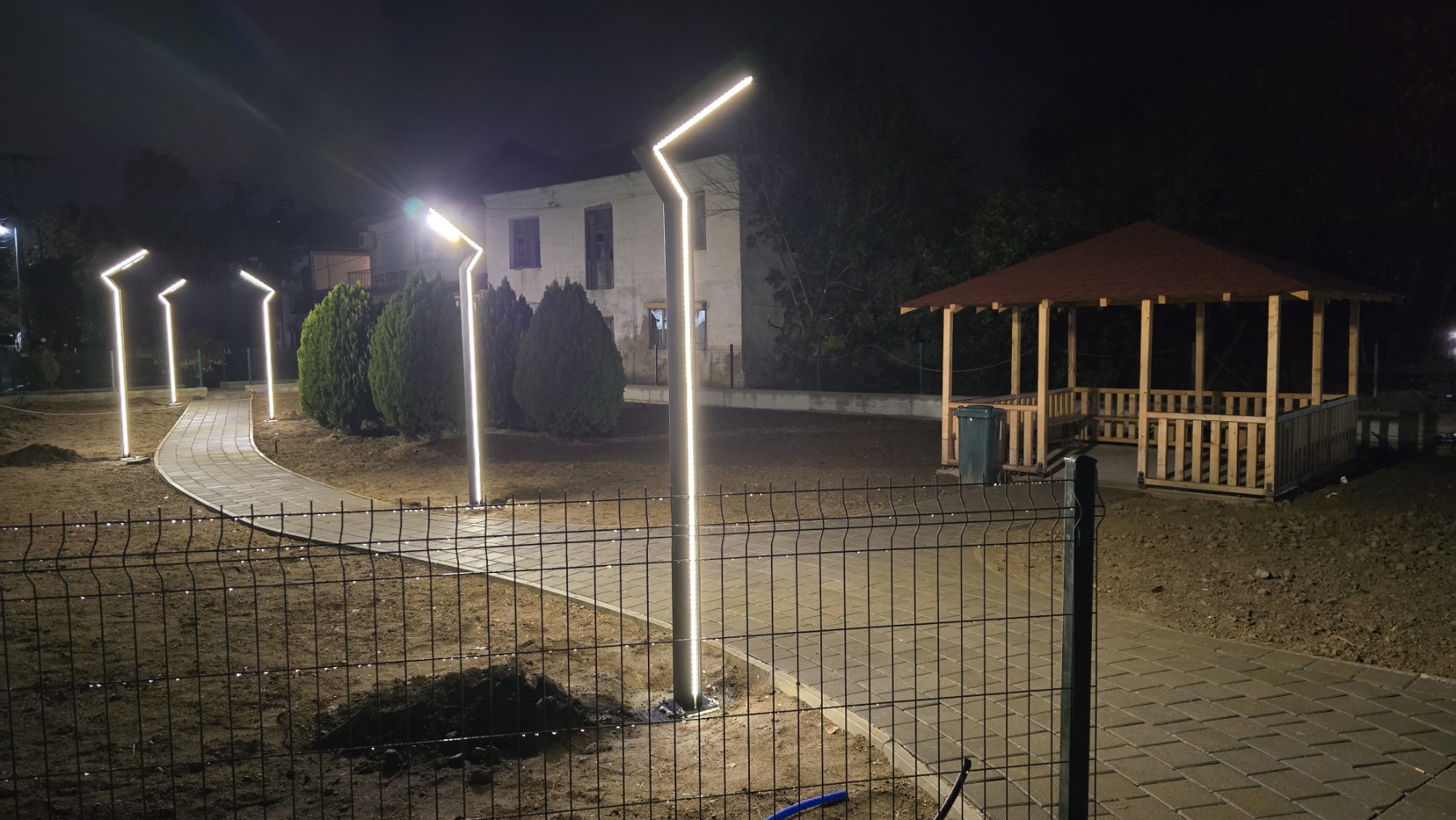 Паркот во Дабиле кој го прават граѓани на селото „светна“, се поставија и канделабри a во уредувањето се вклучија и млади (ФОТО/ВИДЕО)