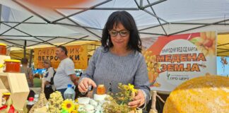 Валентина дала отказ од работа за да се посвети на пчеларството во Подлес, отвора Апикомора а сега фокус и е апикозметика (ВИДЕО)